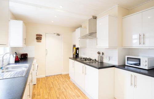 4 bed rooms 5 double beds holidays house near train station - Foto 14