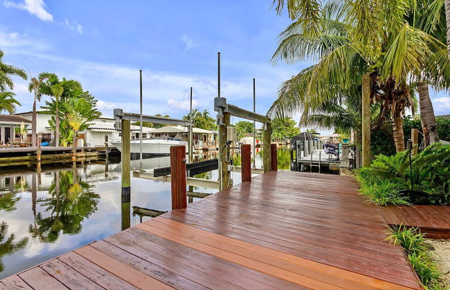 Flirty Flamingo Colorful Waterfront Escape w Pool - Foto 35