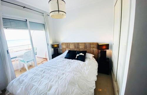 Apartamento en primera línea de playa con piscina y garaje gratuito - Foto 29