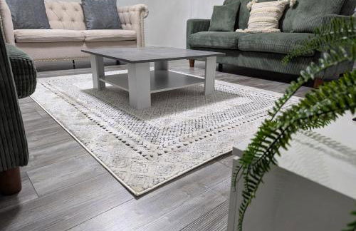 Large 4 Bed Hse, Sleeps 7, 3 BTH, Drive PRKG-4 Cars, M4-A329, Shinfield Studios, 10mins, Reading, Ascot & Legoland 20mins, Film Crew, Contractor & Family Friendly - Foto 4