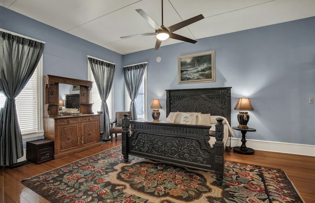 Beautiful and Unique Home With Fireplace and Pool! - Photo 5