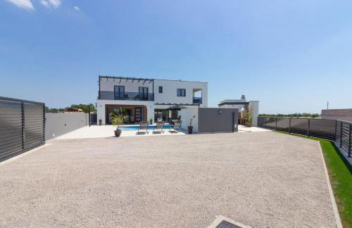 Luxury Villa with extra heated pool with hydromassage, biliard near town center and beach by WiiBuk - Foto 63