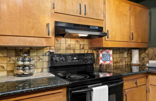 ZigZag Basecamp · Cozy Cabin Perfect for Nature Escapes w/ Hot Tub - Photo 16