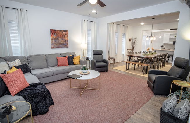 Huge Remodeled 5BR 4BA House Sleeps 20 Downtown - Photo 32