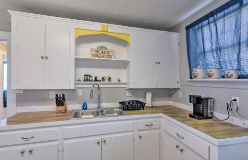 Walk to Beach Breezy Galveston Apt with Deck! - Foto 10