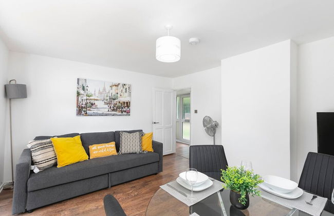 Skyvillion - Lush 2 Bed Hydean Way House & Garden - Foto 1