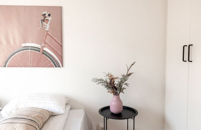 2ndhomes Modern & Cozy 2BR Apt w Balcony - Foto 6