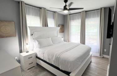 Calm 4BR-3BA 10 min DT Airport by LSP Homes - Foto 2