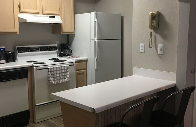 Ambassador Inn And Suites - Photo 27