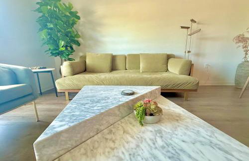 Designer Silver Lake Stylish One Bedroom with Parking - Photo 3