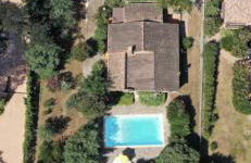 Villa privée dans un cadre verdoyant , piscine et grand jardin - Foto 1