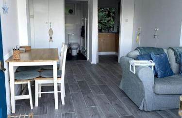 Self-catering studio in beautiful Charmouth - Photo 2