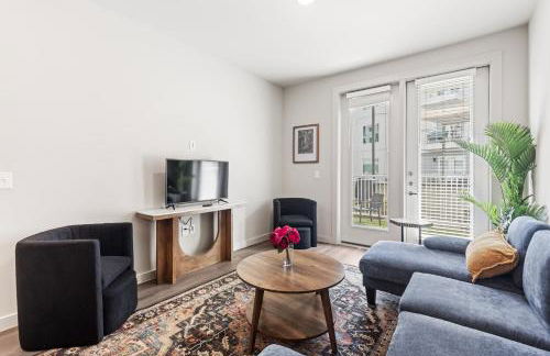 Poolside Luxury 1BR w Private Patio - Photo 5