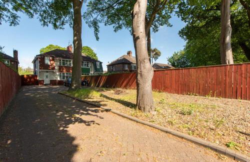 Large House for Groups with Huge Driveway - FREE PARKING - Photo 43