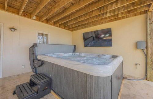 Large Luxury House, King Beds and More, Hot Tub, Theater, Fireplace, Game Room, Ping-pong, Pool Table, Air Hockey, Arcade, River, Big Kitchen, Nice Porch, Quiet, Good for Families and Large Groups, Near UGA Golf Course, Close to UGA & Stanford Stadium - Photo 22