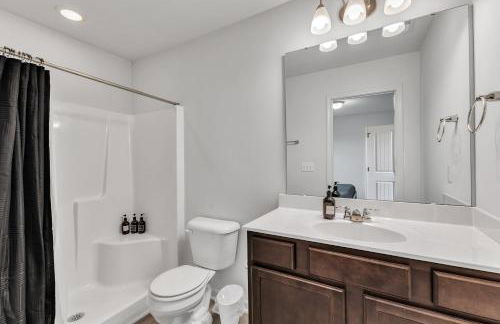 4BR Townhouse King Bed 2-Story Near NC State - Foto 28