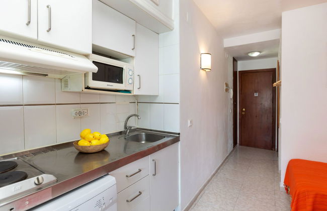 Apartment in Salou with swimming pool and terrace - Photo 5