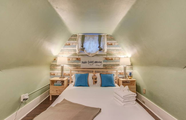 Whimsical Flat Color Unique & Chic Boutique - Foto 5