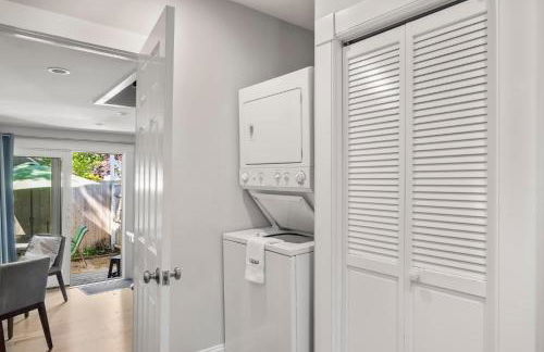 Charming Getaway 1 Block from Beach - Foto 17