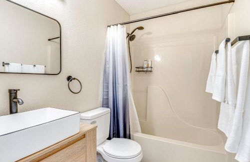 Westfield Home with Furnished Patio 2 Mi to Park St - Foto 16