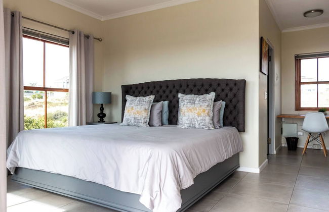 Serene Langebaan Getaway With Garden Views - Photo 3