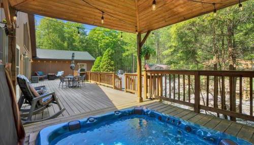 Relaxing Pocono Stay Near Lake with Hot Tub & BBQ - Foto 2