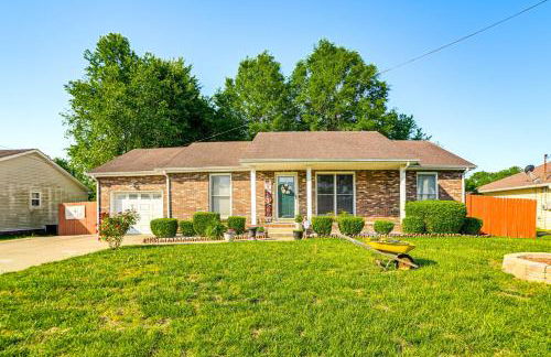 Home with Hot Tub, Playset and Grills in Clarksville! - Foto 34