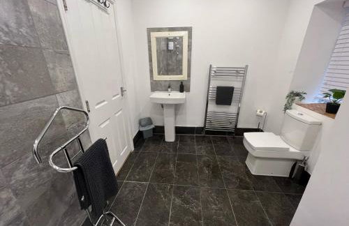 Spacious ground floor suite comfortably sleeps up to eight - Foto 13