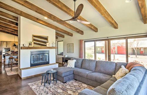 Pastoral Elgin Escape with Covered Patio and Grill! - Foto 6