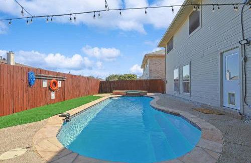 Modern Comforts & Classic Charm w Pool 5BD - Foto 39