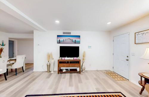 Spacious 4 bedroom 3 bath Clearwater Vacation House Cowboy Pool Fire Pit Games Close to Clearwater Beach Biking Trail Farmers Markets Harbor Health Spa Baycare Ballpark and Ruth Eckerd Hall Golf Courses - Photo 5