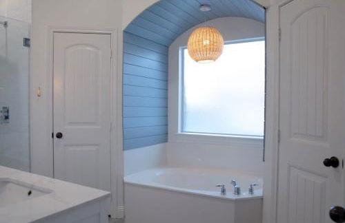 Spacious 4BR with Pool and Grill - Near Lakes and Harbor - Foto 15