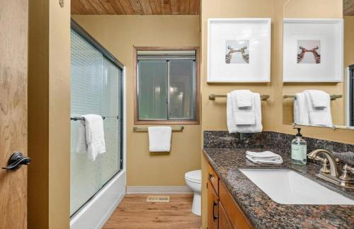 ZigZag Basecamp · Cozy Cabin Perfect for Nature Escapes w/ Hot Tub - Photo 26