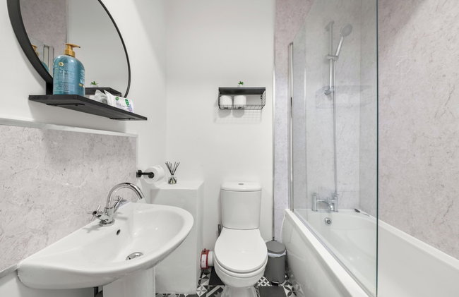 Spacious 3BR Apt, JQ Birmingham with Parking - Foto 42
