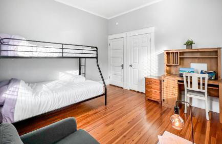 Homey Lodge - Cozy home / Walk to Revolution Mill / Near Downtown / Perfect for groups and family / Free parking - Foto 8