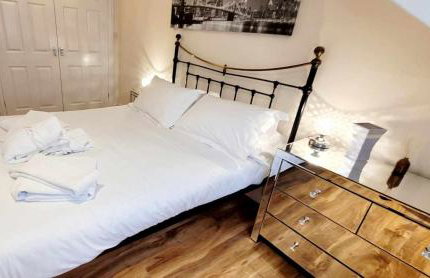 Apartment 4 - striking, 2 bedroom luxury apartment - close to town, mainline rail & theatre - Photo 3