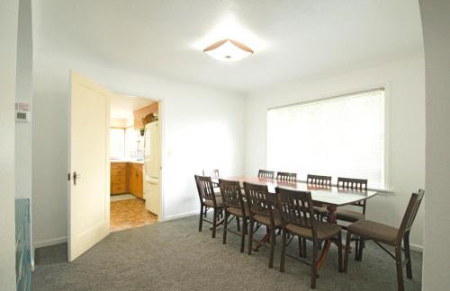 Spacious 5BR 2BA Home - Fenced Yard, BBQ, Fire Pit - Foto 10