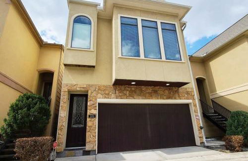 Artsy 3-Story Townhouse Near the Galleria Area! - Foto 31