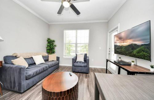 LUX Resort Inspired 2BR Near Houston Pool Gym - Foto 13