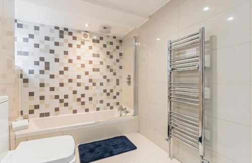 Charming 2-Bed Flat with Garden in London - Foto 22