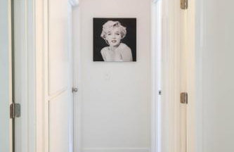 Experience Modern Luxury at Desert Hideaway - Foto 35