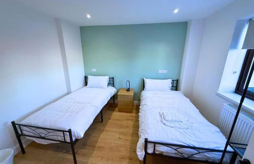 New 4 Bed House Sleeps up to 8 People - Foto 17