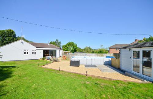 Adgestone Villa - A Luxurious Countryside Escape with Heated Pool, Near Sandown Beach, Dog Friendly in Rural Sandown - Perfect Getaway for Family & Friends - Photo 7