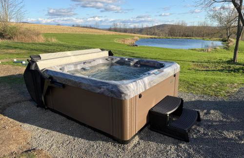 Private Cabin- Firepit, Hot Tub, Mountain Views, Farm Charm - Foto 7