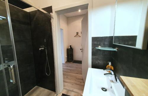 Moderne Wohlfühloase zentral in Seenähe - Pillow menu, 2 Stk 55" Smart TVs, NETFLIX, DisneyPlus uvm - Foto 12