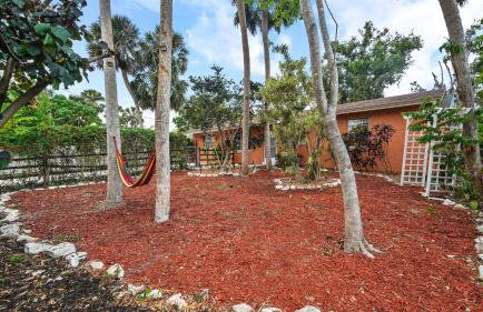 Sunny 3BR Oasis with Water View and Beach Gear Near Siesta - Foto 49