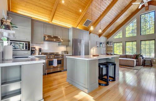 Private Ski, Lake & Golf Chalet! Walk to Lake - Foto 15