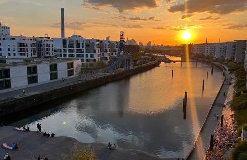 Stylish Riverfront Penthouse with Skyline View - Foto 32
