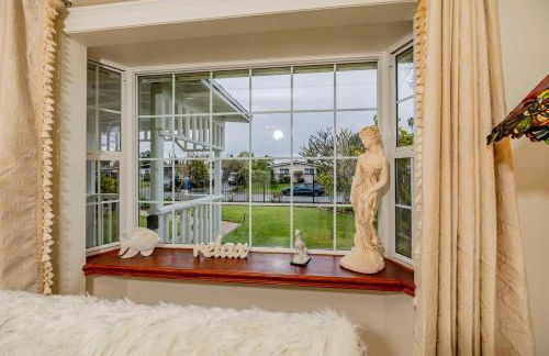 Peaceful Family Home with 3 Bedrooms and 2 Bathrooms - Photo 3