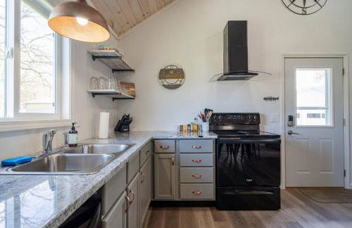 Renovated Retreat Home in Huron, close to beaches - Foto 16